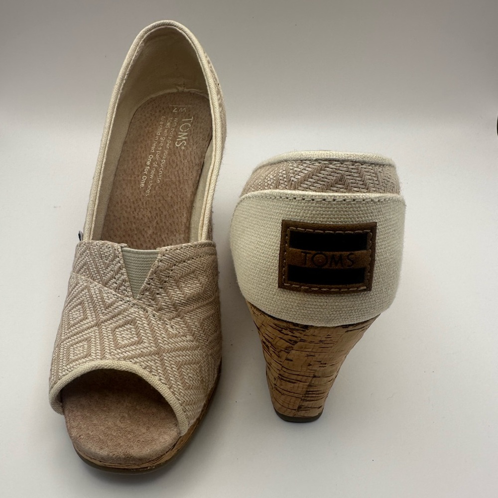 TOMS Platform Sandals Women's Size 7W Tan White Woven Diamond Wedge Heel Shoe